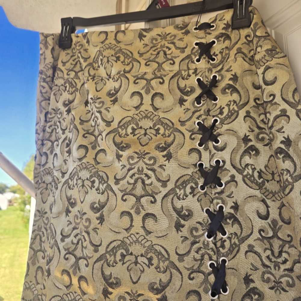 Maxi/mermaid greenish gold, black side lace up with ruffle flair